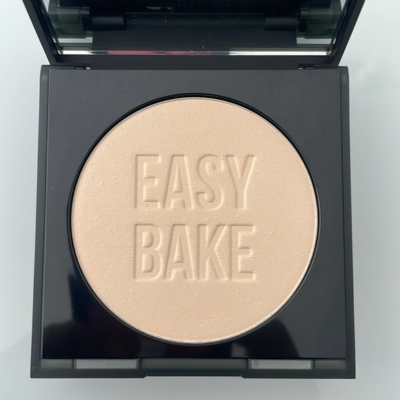HUDA BEAUTY Easy Bake & Snatch Pressed Talc-Free Brightening and Setting Powder - Picture 3 of 6